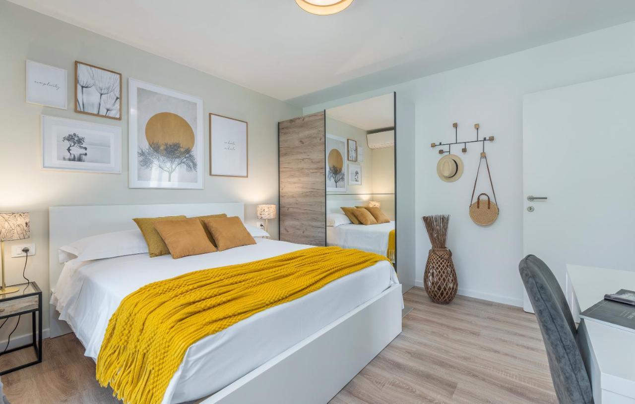 Just Renovated Stylish 2 Bedrooms Apartment Only A Few Steps From The Beach! Novigrad  Bagian luar foto