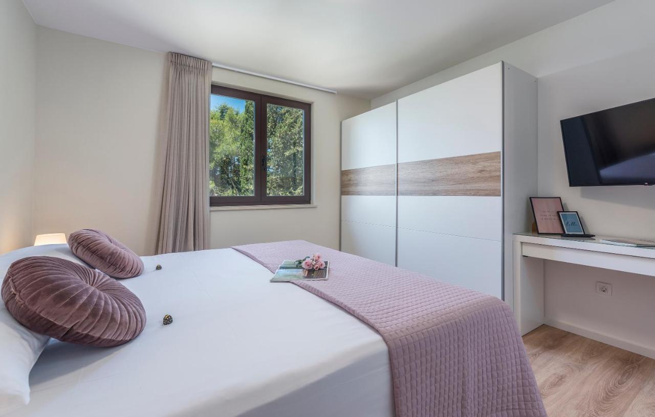 Just Renovated Stylish 2 Bedrooms Apartment Only A Few Steps From The Beach! Novigrad  Bagian luar foto