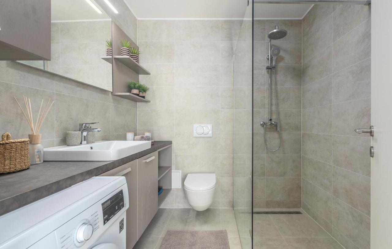 Just Renovated Stylish 2 Bedrooms Apartment Only A Few Steps From The Beach! Novigrad  Bagian luar foto